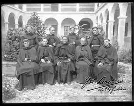 Sacerdote  franciscano en el patio del Convento de San Francisco