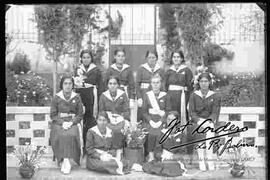 Grupo de señoritas formadas para la foto en el patio del colegio María Auxiliadora