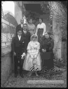 Novios junto a familiares en el patio de una casa particular, el día de su matrimonio