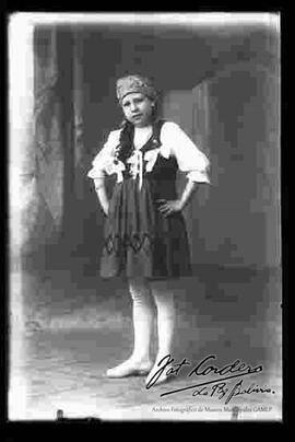 Foto de estudio de una niña disfrazada de holandesa.