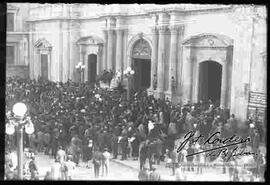 Procesión de la Virgen de La Paz, saliendo de la  puerta de la catedral.