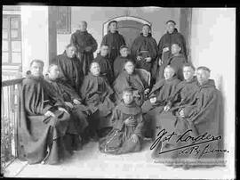 Sacerdotes  franciscanos en el patio del Convento de San Francisco