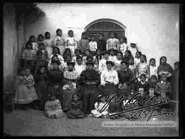 Grupo de niñas de un orfanato junto a sus profesoras