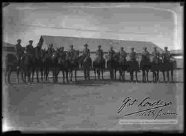 Oficiales instructores a caballo, en el cuartes del regimiento de caballería Abaroa