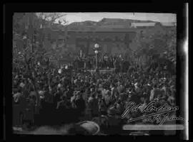 Dos tomas, una multitud de personas, concentradas en la Plaza Murillo, esperando el colgamiento de Eguino.