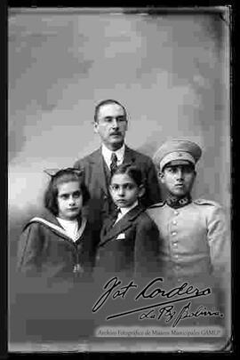 Foto de estudio de un padre junto a sus tres hijos