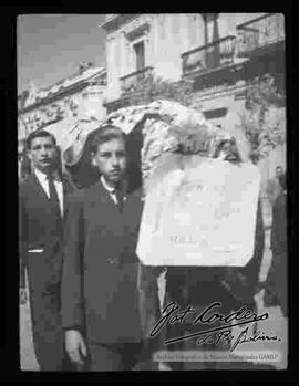 Estudiantes universitarios llevando la tumba de los restos de Bengel Gamberos, estudiante universitario asesinado durante el gobierno de Gualberto Villarroel, junio de 1946