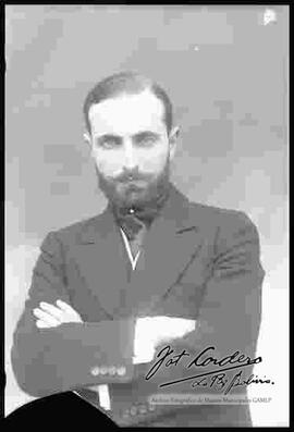 Foto de estudio de un personaje político.