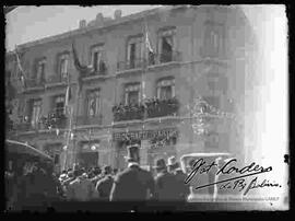 El Excelentísimo  Sr. Diego Luis Molinari, dirigiendo la palabra al pueblo, desde uno de los balcones del Hotel Paris en la Plaza Murillo