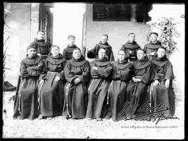 Sacerdotes  franciscanos en el patio del Convento de San Francisco