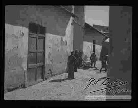 Policías liberando a un detenido de la prisión del regimiento Calama. 21 de julio de 1946