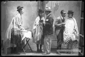 Foto de estudio de un grupo de actores de teatro, interpretando una obra.