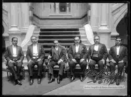 Presidente Hernando Siles , junto a su Gabinete sentados delante de las graderías del Palacio de Gobierno