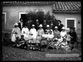 Familia , en el patio de una casa