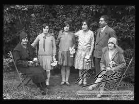 Una familia en el jardín de una casa particular