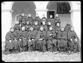 Sacerdote  franciscano en el patio del Convento de San Francisco