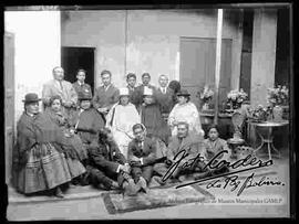 Familia reunida en el patio de una casa particular