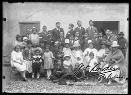 Familia celebrando un acontecimiento en el patio de una casa