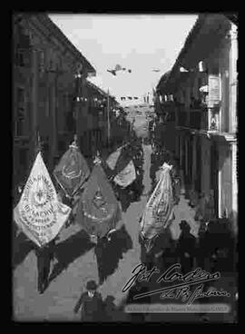 Obreros desfilando, por la calle Mercado esq Yanacocha. Sociedad del Porvenir, Sociedad de Obreros de la Cruz, Federación Obrera, Sociedad de Cooperativas Aurigas, obreros y  gremio de albañiles.