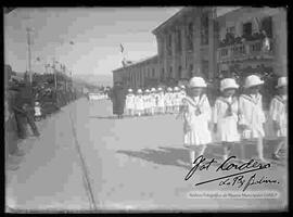 Desfile escolar, pasando por la avenida Saavedra, en la zona de Miraflores.