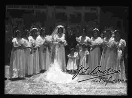 Novios en el patio de una casa particular junto a sus damas de honor, en el día de su matrimonio