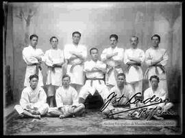 Foto de estudio de grupo de estudiantes de artes marciales jiiu hit, junto a su profesor Kentaro Hara