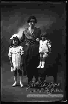 foto de estudio de una madre junto a sus dos hijos pequeños