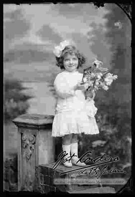 Foto de estudio de una niña que sostiene flores en las manos