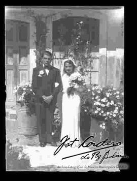 Novios. arturo arias y esposa, en el patio de una casa particular, en el día de su matrimonio