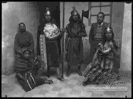 Representación teatral de incas, en una casa particular.