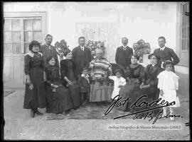 Familia reunida en el patio de una casa