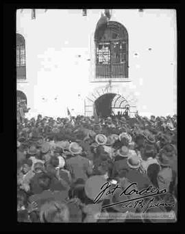 Una multitud de personas esperando afuera de la cárcel de San Pedro la salida de los detenidos: Max Toledo, Jorge Eguino y otra persona mas para colgarlos. 27 de septiembre de 1946