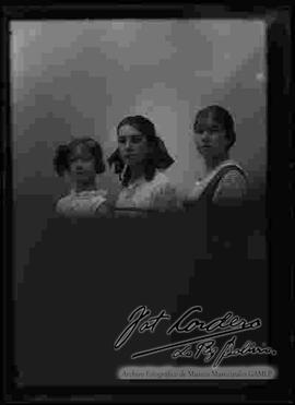 Foto de estudio de tres señoritas (posiblemente sean hermanas)