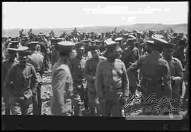 Grupo de soldados en el campo de maniobras