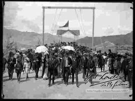 Acto cívico por fiestas patrias con presencia de  autoridades y el presidente Bautista Saavedra por el montículo en la ciudad de La Paz.