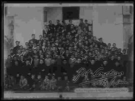 Reproducción de la fotografía de un grupo de estudiantes del colegio San Calixto  junto a curas