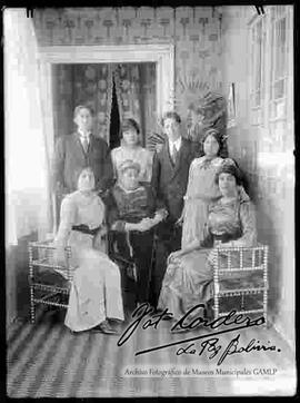 Familia en el pasillo de una casa particular