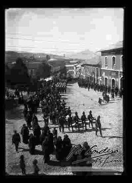 Señoras y banda Militar acompañando el traslado de los restos de José Manuel Pando hacia el cementerio, para su entierro