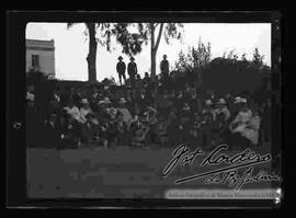 Familia en día de campo, acompañado por  conjunto musical de estudiantina