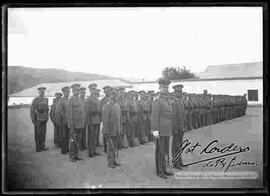 Grupo de Militares, formados en línea, en el patio del Colegio Militar