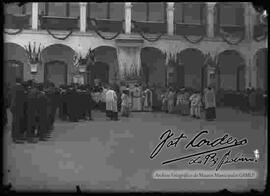 Celebración de una misa en el patio del colegio San Calixto