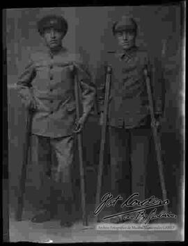 Foto de estudio de dos soldados de la Guerra del Chaco con muletas