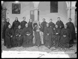 Sacerdotes franciscanos junto al Nuncio Apostólico en el patio del Colegio San Calixto