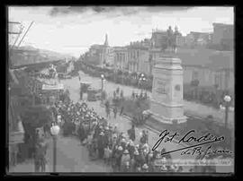 Manifestación de protesta contra el ataque paraguayo al fortín "vanguardia", pasando por la Plaza Venezuela, paseo del prado, el 9 de noviembre de 1929, con un pancarta que dice: "Bolivianos el deber nos llama en el Chaco a vencer o morir"