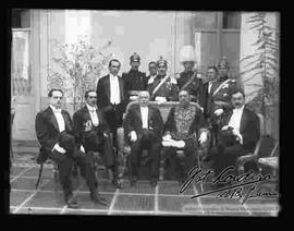 Embajada de Chile, sentados: Sr. Fernando Claro, Secretario; Sr. Eduardo Diez de Medina, Introductor de Embajadores; Excmo. Sr. Don José Miguel Echenique, Embajador; Sr. Moises Ascarrunz, Introductor de Embajadores; Sr. Horacio Walter Larrain, Consejero;  de pie: Sr. Miguel Echenique Correa, Secretario Privado; cirujano 1º del Ejercito, Sr. Pedro  Cabezón, Agregado; Sr. Eduardo Cordova, Adscrito Boliviano; Coronel D. Luis Contreras, Jefe Militar;  Mayor Luis Salazar, Ayudante Boliviano; Sr. Jorge Valdés, Adscrito Boliviano; Capitán D. Victor Aldunate, Ayudante.