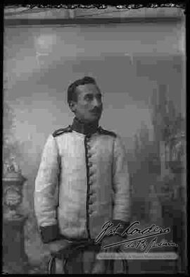 Foto de estudio de un Oficial del Ejercito, con uniforme de bayeta