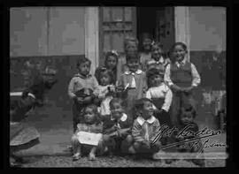 Grupo de niños donde se encuentra Julio Cordero Benavides, el día del cumpleaños del hijo mayor de Miguel Alandia Pantoja que lleva el mismo nombre.