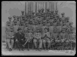 General quiroz, junto a un grupo de cadetes del Colegio Militar