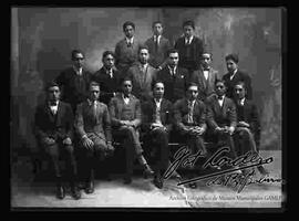 Foto de estudio un grupo de estudiantes universitarios.