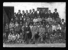 Grupo de niños junto a sus profesores en el patio de un colegio